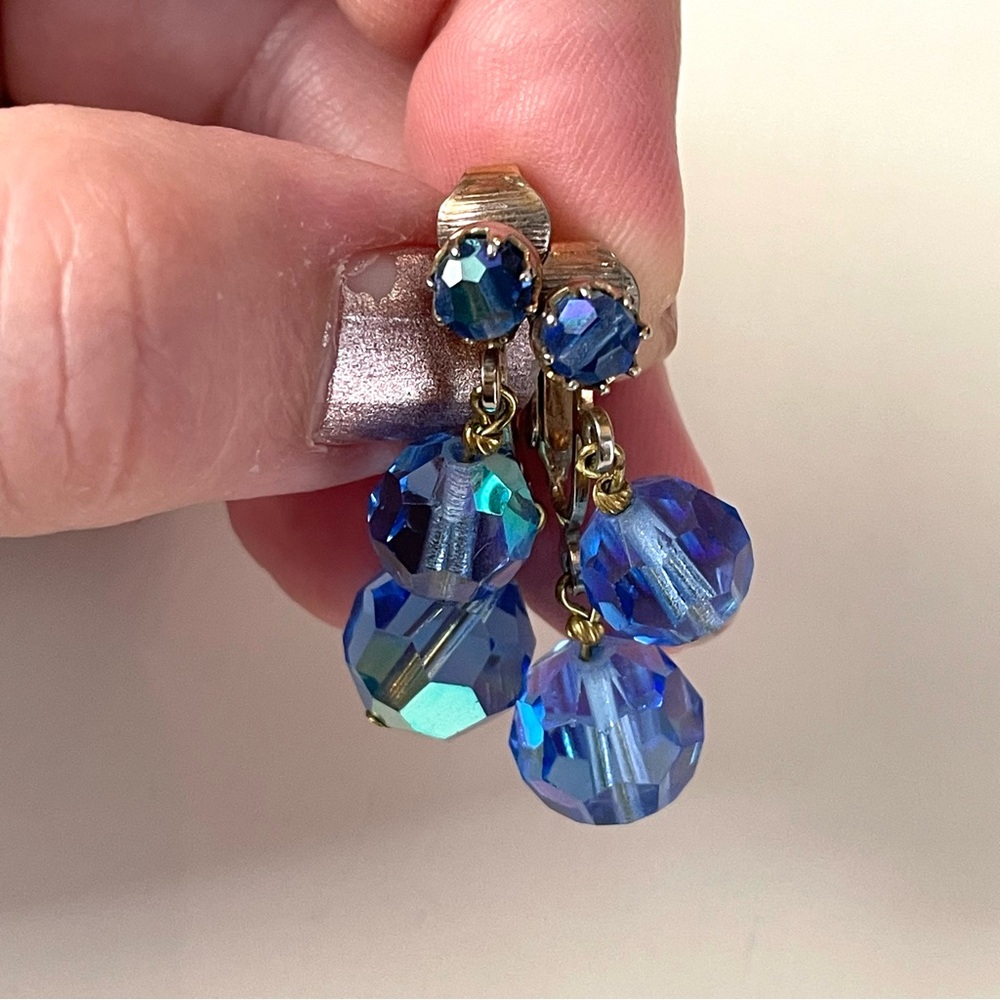 π¨π¨FINAL SALE!!π¨π¨Vintage silvertone blue AB Aurora Borealis crystal clip earrings - Picture 3 of 15